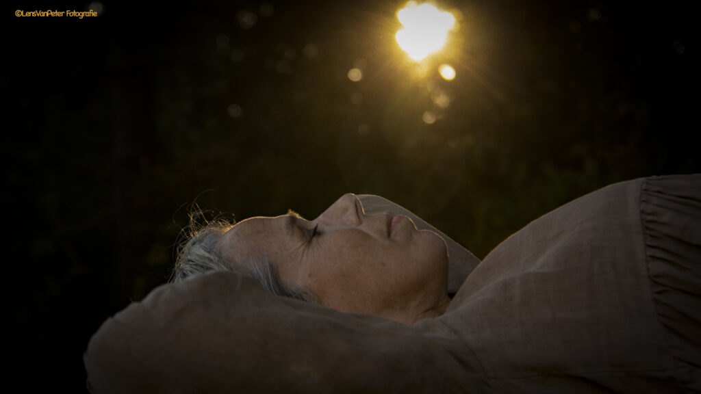 Artistiek portret liggend in de avond zon op haar schijnend.